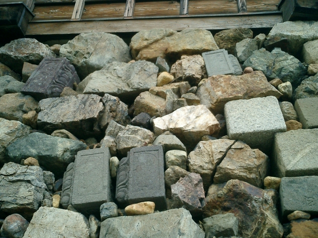 福知山城の石垣には転用石と呼ばれる寺院で使われていた石がたくさん使用されています