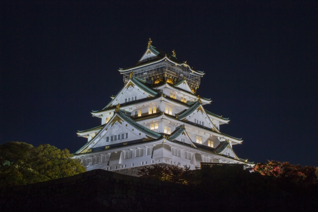 大坂城現代の様子。夜空に大坂城の灯りが煌々としている。