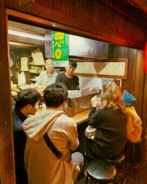 「新宿思い出横丁」を楽しむ訪日外国人旅行客で賑わう店内の様子。
