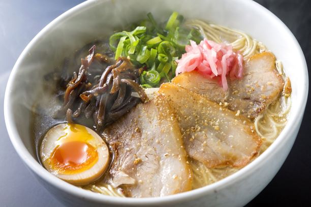 博多とんこつラーメンの様子。湯気が立ち美味しそう。