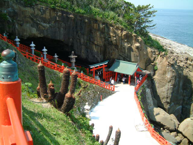 螺旋階段のような坂の途中にある鵜戸神宮