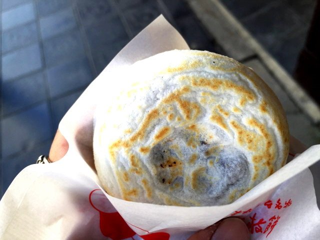 「梅ヶ枝餅」の白い生地に小麦色の焼きあとがある。