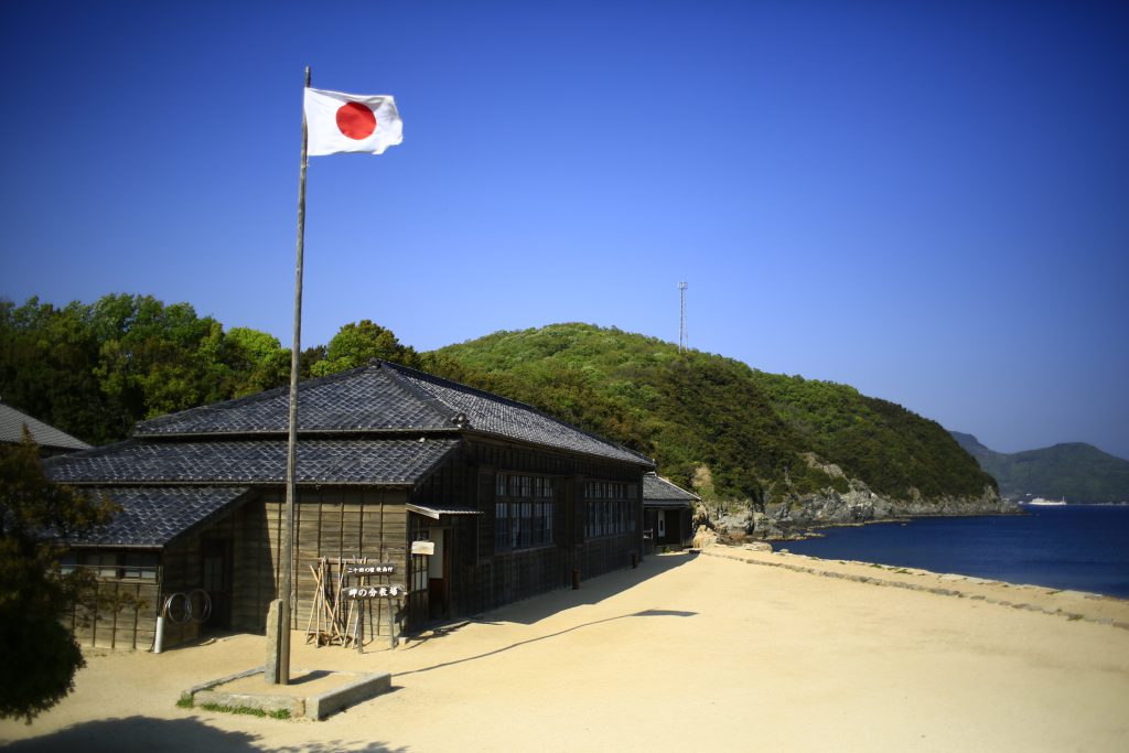 「二十四の瞳映画村」にある「岬の分教場」の風景