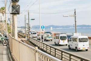 渋滞する車