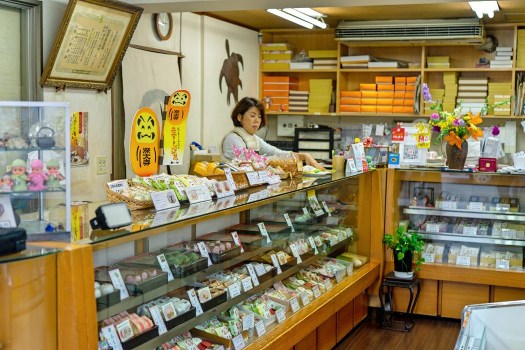 『亀乃子本舗』の店内の様子。さまざまなお菓子が所せましと店頭に並んでいる