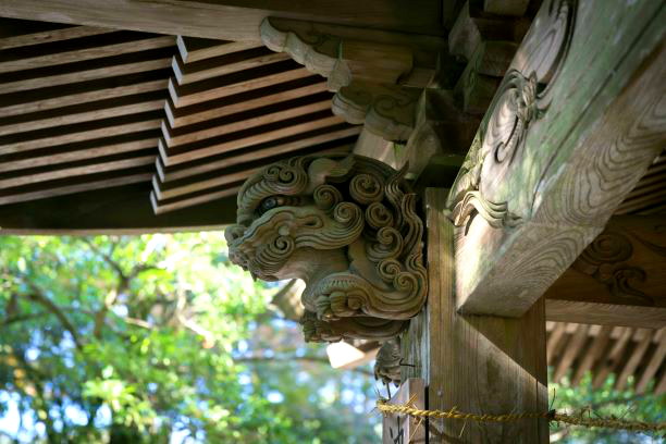 繊細な獅子の彫刻を施した天岩戸神社の木鼻