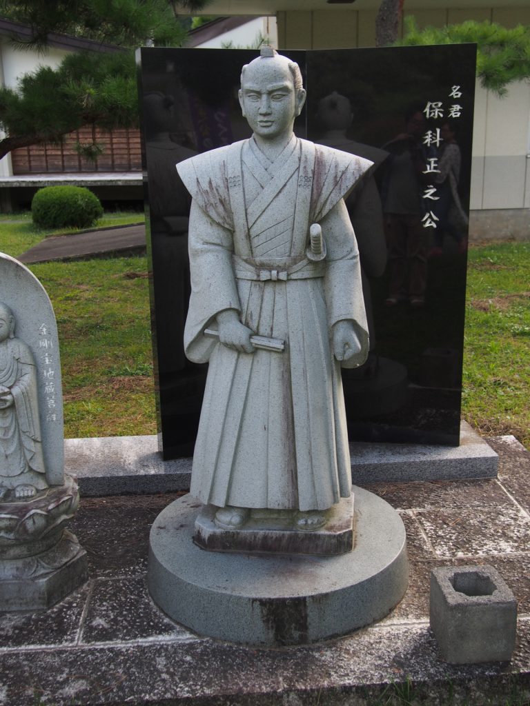 徳川家光の異父弟で幕府政治の一端を担う存在であった保科正之の銅像