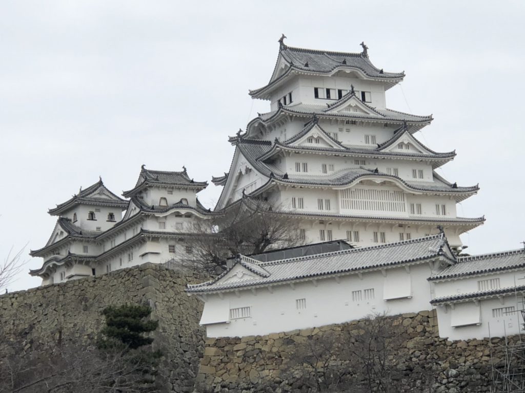 現代の姫路城の白く美しい外観。