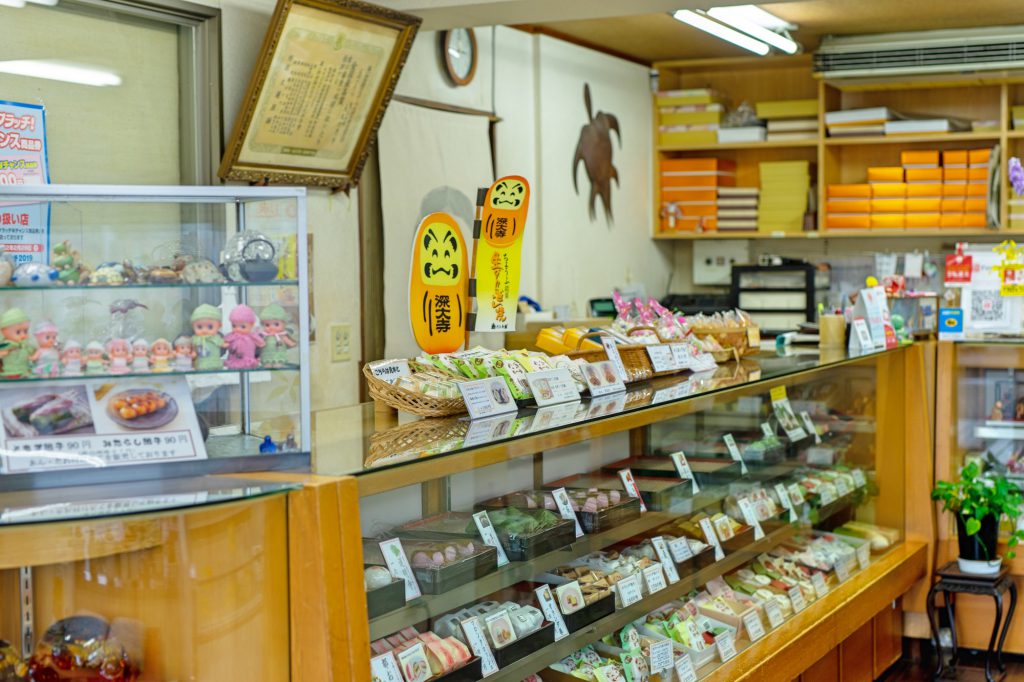 『亀乃子本舗』の店内の様子。さまざまなお菓子が所せましと店頭に並んでいる
