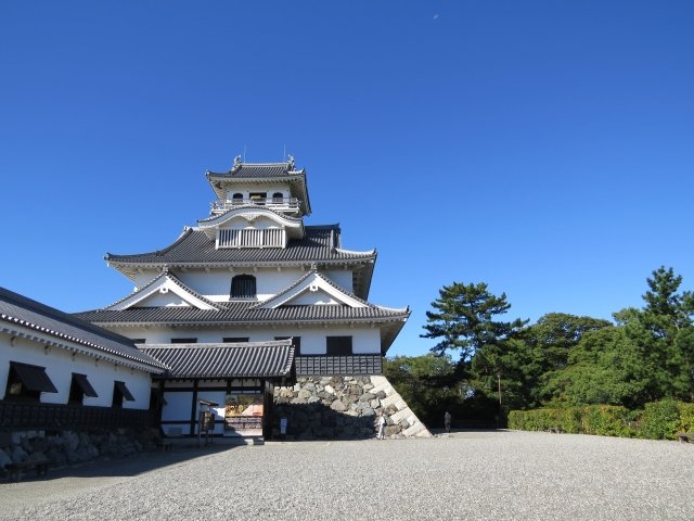 晴天を背景に建つ現代の長浜城外観。