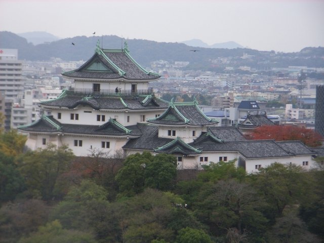 現代に残る和歌山城。街にすっかり溶け込んでいる。