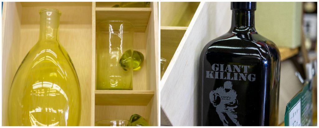（左）焼酎を入れるグラスや瓶が木箱に入っている
（右）オリジナル焼酎の入ったボトル