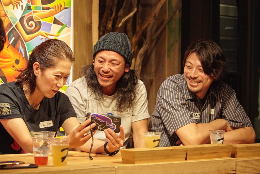 Brewskival 2020 in Tokyoトークセッションの様子。大下氏のスマホを永石氏、鈴木氏と見ながら楽しそうに話をしている。