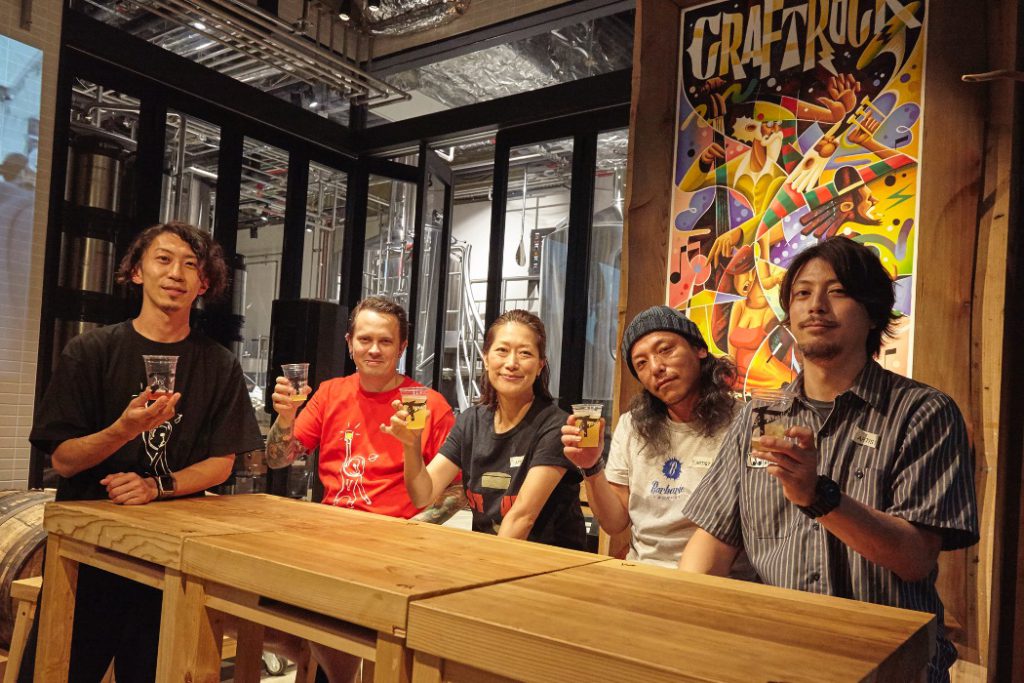 Brewskival 2020 in Tokyoトークセッションの様子。ビールを手に記念写真。左から、本間氏、ノードマーク氏、大下氏、永石氏、鈴木氏。