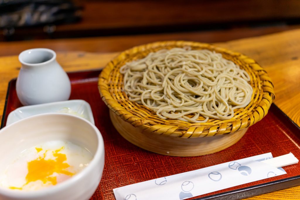 一休庵の深大寺そば「一休玉子だれそば」