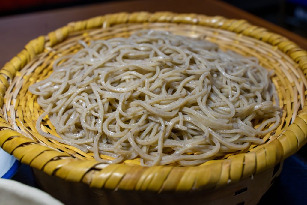 そばごちそう門前の深大寺そば「あらびき蕎麦」