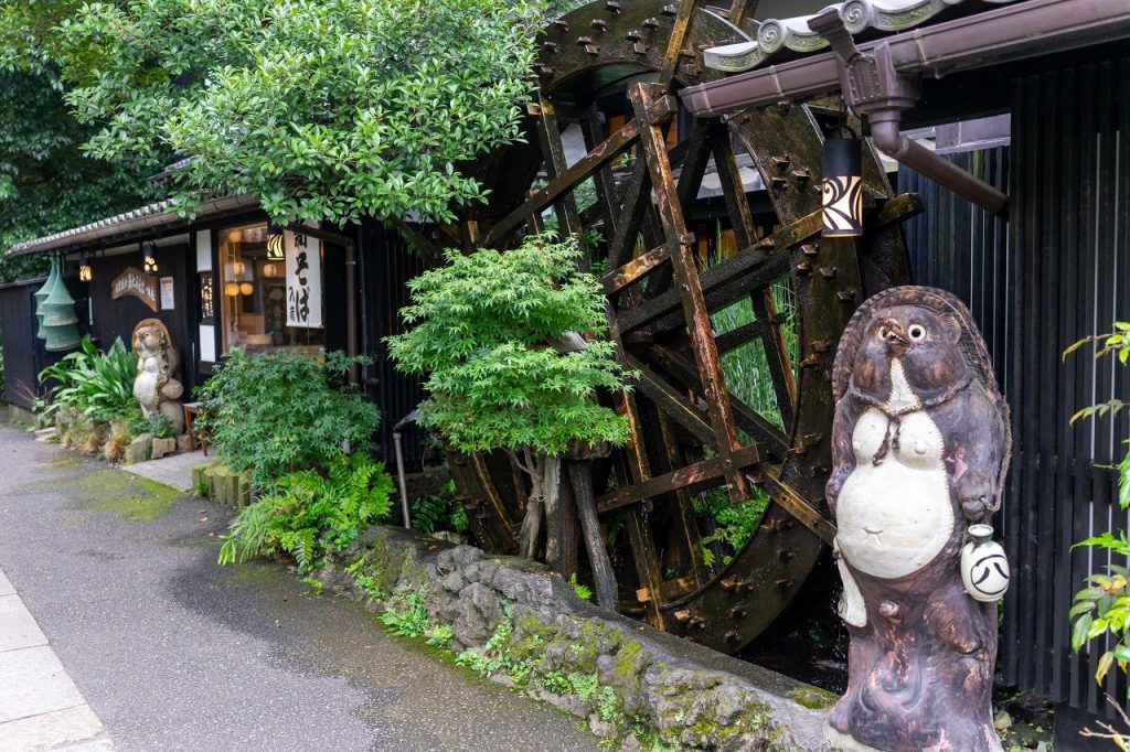 深大寺そば「一休庵」の店前にある目印のたぬきの置物と水車