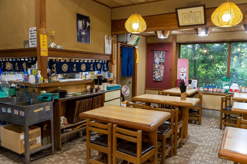 深大寺そば「一福茶屋」の店内テーブル席