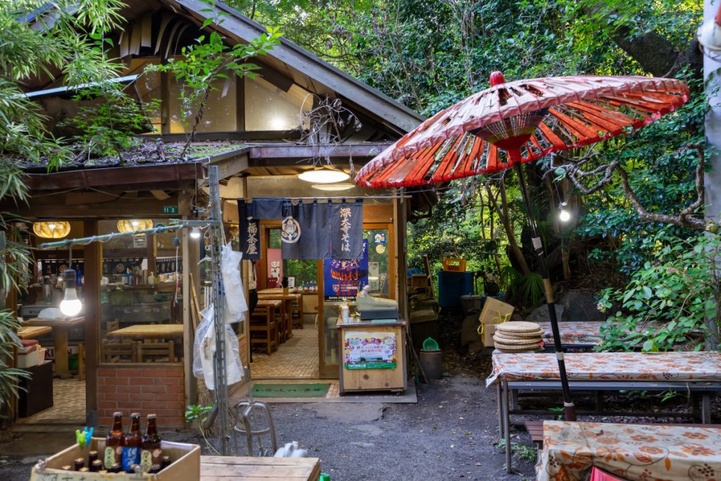 深大寺そば「一福茶屋」の赤い傘が目印の外席