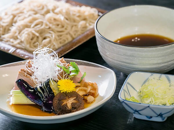 「深大寺そば きよし」の強風の仕込み「鴨せいろ」