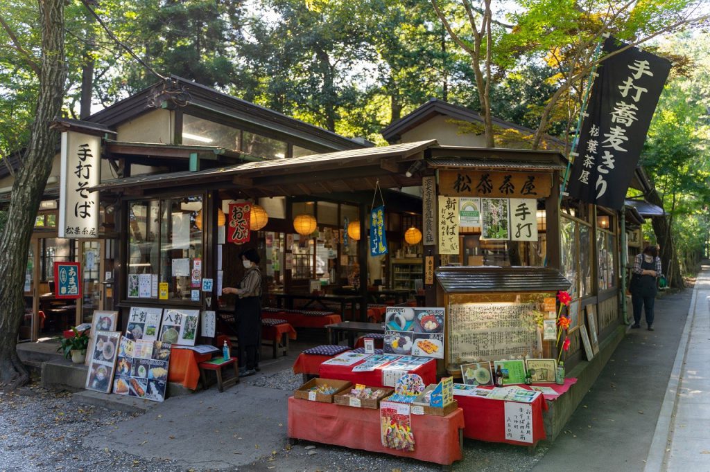 緑に囲まれた、深大寺そば「松葉茶屋」の店構え