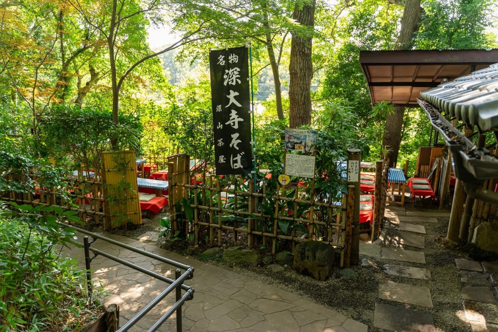 深大寺の自然に囲まれた深大寺そばのお店「深山茶屋」