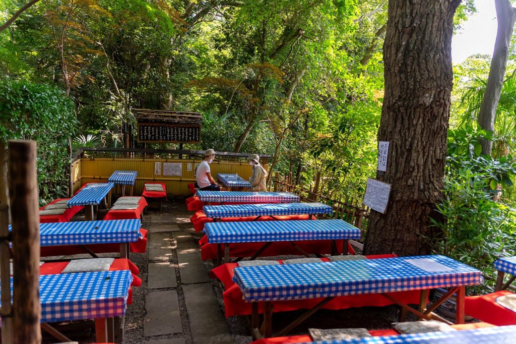 深大寺そば「深山茶屋」の自然に包まれた開放的な外席