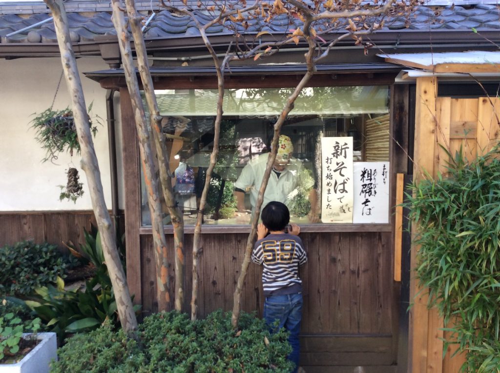 深大寺そば『そばごちそう門前』の蕎麦打ちの様子