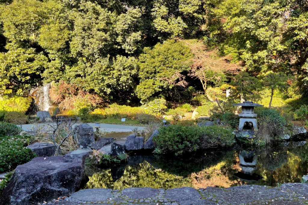 「深大寺 水神苑」の滝の見える日本庭園