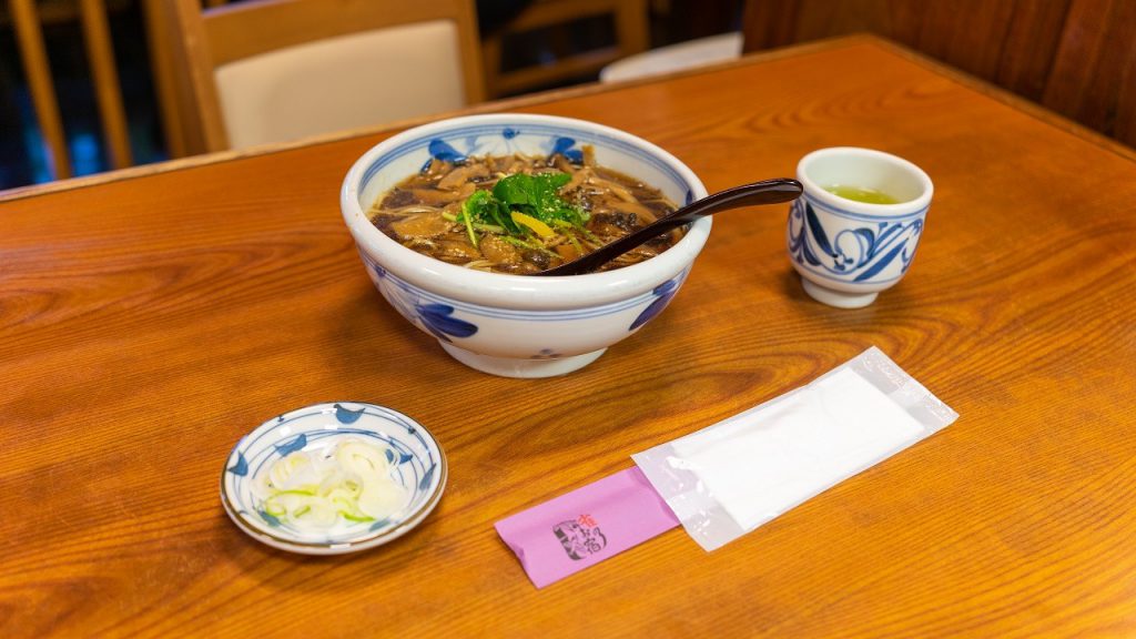 深大寺そば「深大寺 雀のお宿」の常連客にも人気の温かい「きのこそば」