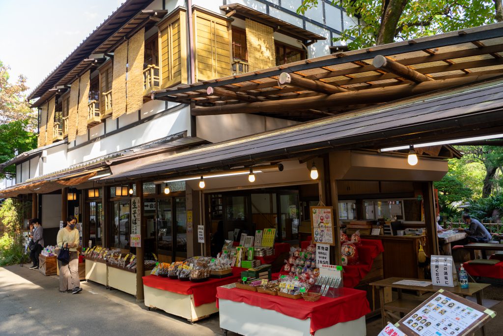 深大寺そば「鈴や」深大寺参道に面した店前ではお土産も売られている