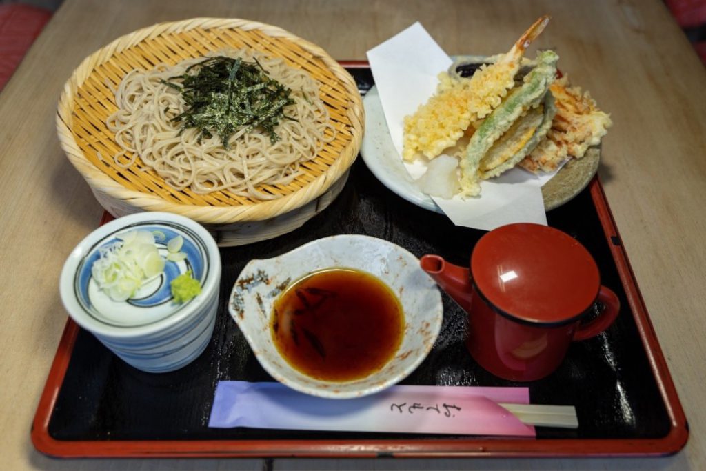 深大寺そば「鈴や」揚げたての天ぷらがセットの「天ざるそば」