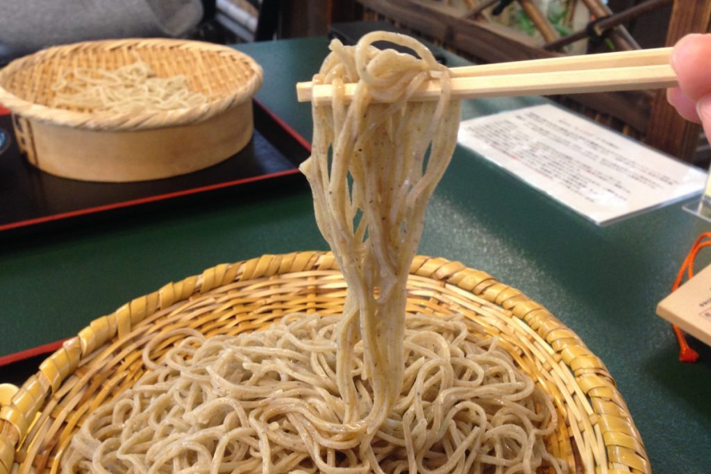 深大寺そば『そばごちそう門前』の「あらびき蕎麦 (もり)」そば殻がしっかりと入っている