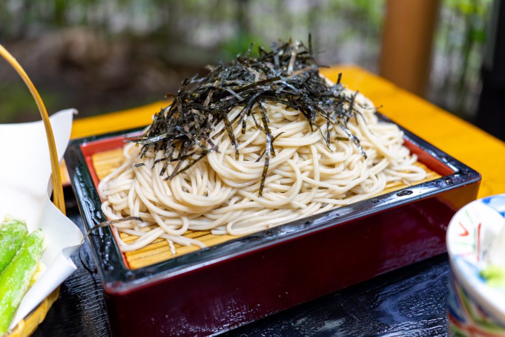 深大寺そば「多聞」の美味しそうな大盛りのそば