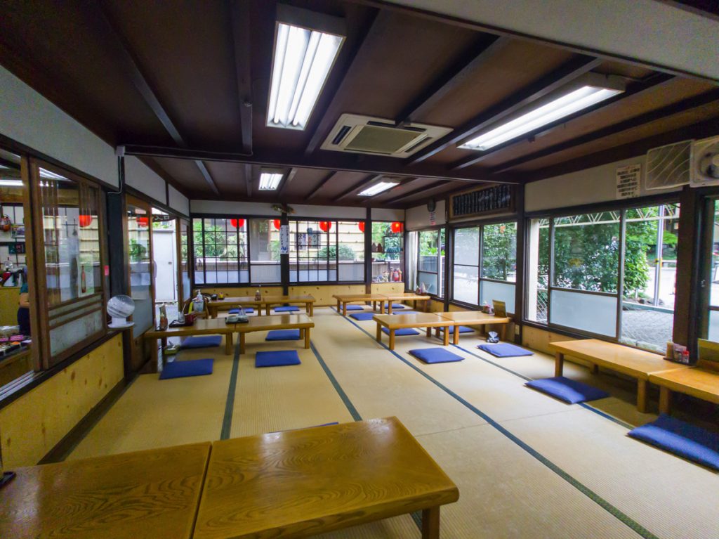 深大寺そば『矢田部茶屋』の広い店内座敷席