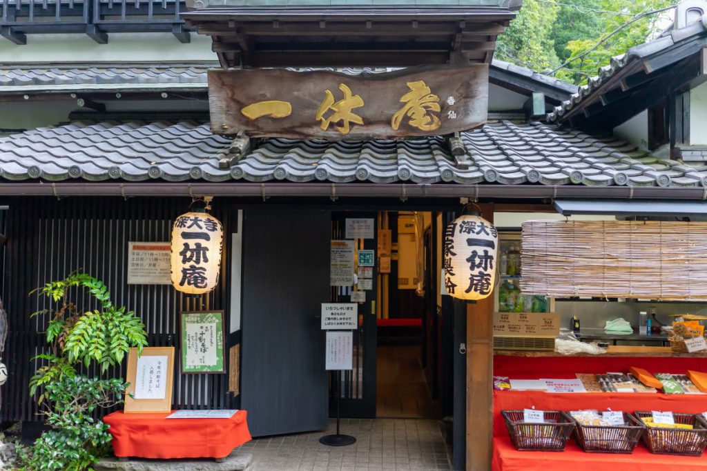 完全自家製粉の深大寺そば「一休庵」の店構え