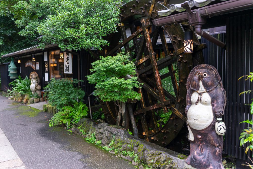 深大寺そば「一休庵」の店前にある水車と大きなたぬきの焼き物