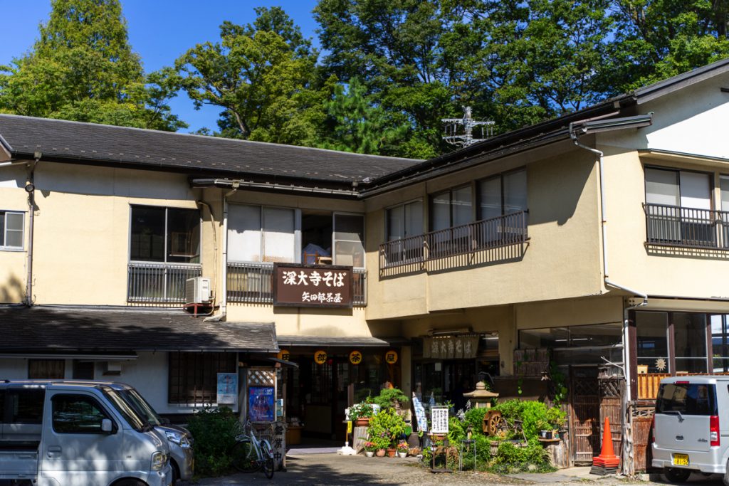 深大寺そば『矢田部茶屋』広い駐車場を備えた店構え
