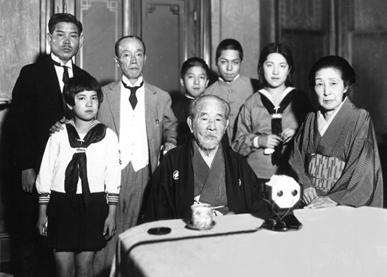 晩年の渋沢栄一と家族のモノクロ写真。