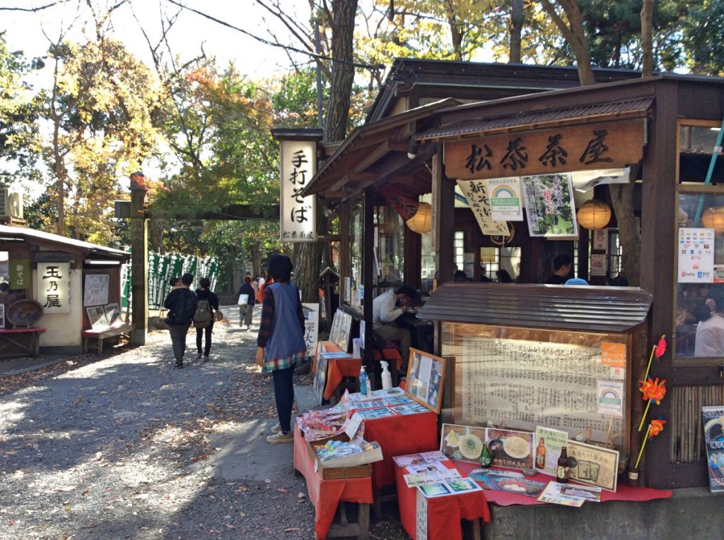 歴史と風情を感じる深大寺そば『松葉茶屋』の店の前