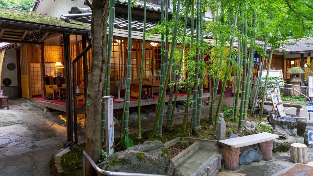竹が生い茂った「深大寺 雀のお宿」の店内