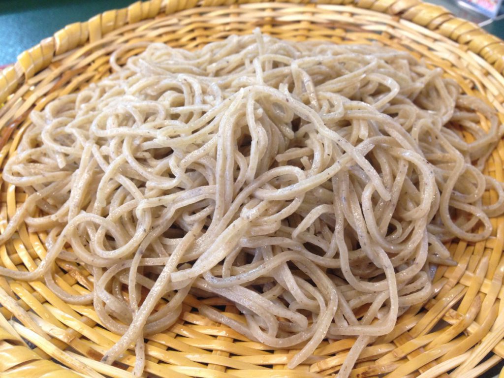 「そばごちそう門前」の粗い蕎麦の殻が入った「あらびきそば」