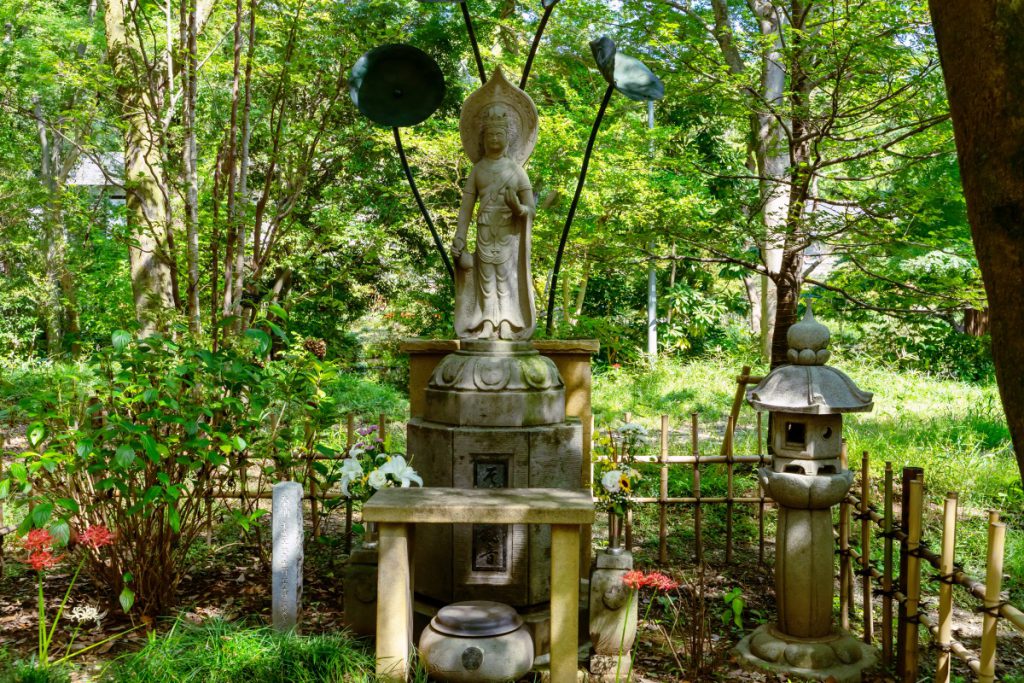 深大寺そば守観音の手には「おちょこ」と「蕎麦の実」が持たれている