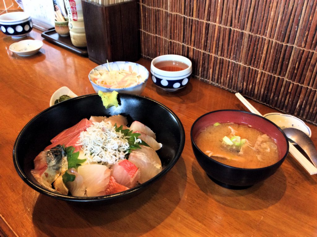 横須賀の「鴨鶴」のおすすめ海鮮丼とアラの味噌汁