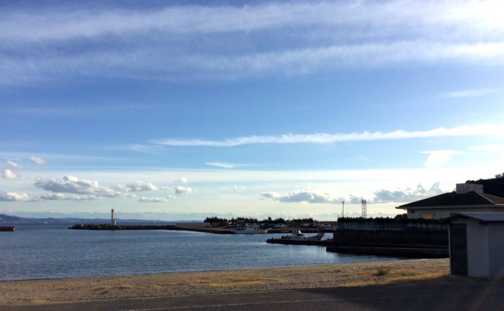 横須賀の「鴨鶴」の目の前にある鴨居港と広がる海