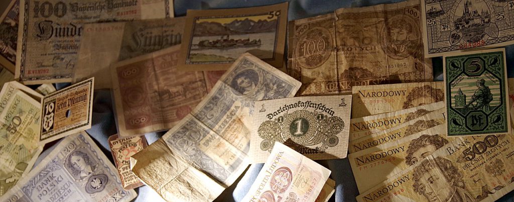 さまざまな国の紙幣が広げられている様子。