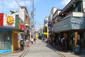 横須賀市本町にあるスカジャン誕生の地「ドブ板通り」のメインストリート