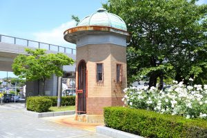 横須賀市のヴェルニー公園内にある旧横須賀軍港逸見門の衛兵の詰所「逸見波止場衛門」