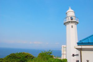 横須賀市の神奈川県立観音崎公園にある「観音埼燈台」と青い空と海
