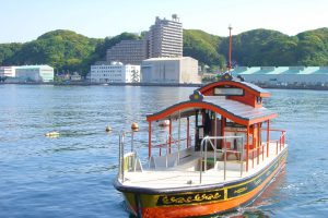 東叶神社と西叶神社を結ぶ渡し船「浦賀の渡船」が海に浮かぶ様子